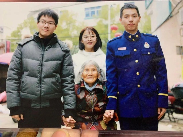 Trương Giai Hồi- bên trái và Trương Giai Cảng- bên phải chụp cùng mẹ nuôi