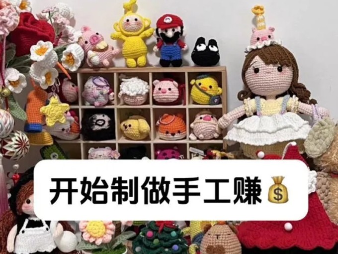 Thế Vĩ làm đồ thủ công bán lấy tiền trang trải chi phí chữa bệnh và đi học. Ảnh: The Paper