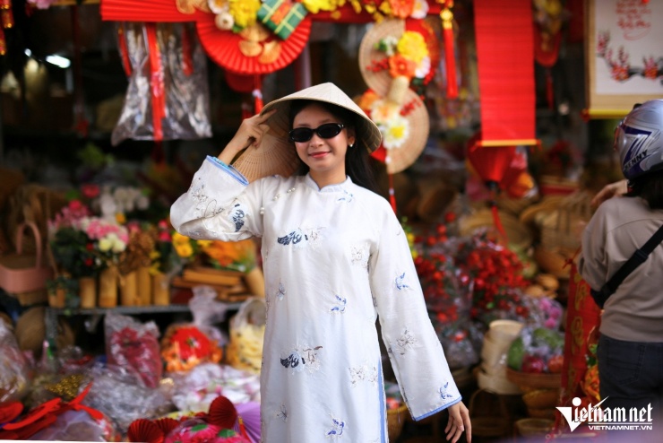 Không cần bối cảnh cầu kỳ hay tiểu cảnh dựng sẵn, chỉ với những sạp hàng bày bán lồng đèn đỏ, câu đối, nón lá, mẹt tre,… chợ Biên Hòa đã trở thành “phông nền” cho các bộ ảnh Tết