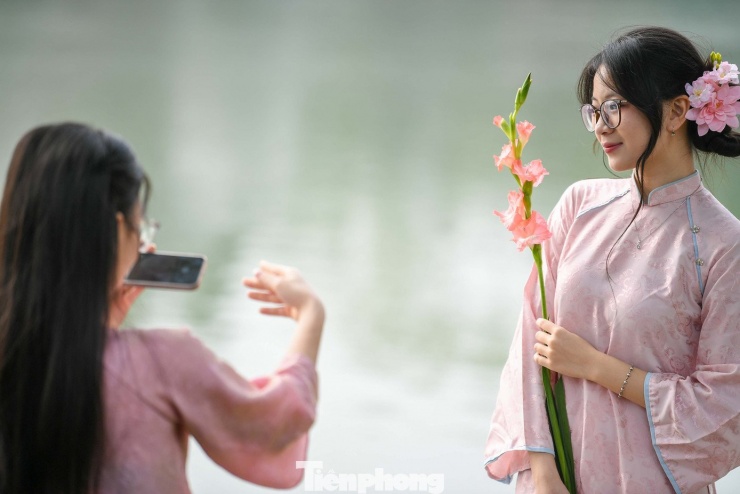 Chen chân chụp ảnh áo dài Tết ở Hồ Gươm - 2