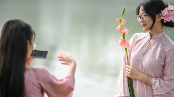 Chen chân chụp ảnh áo dài Tết ở Hồ Gươm 1769326402 tp ao daiddt 9157 width1390height927