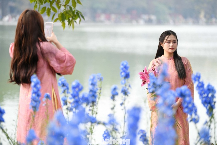 Chia sẻ với phóng viên, Thu Trang (22 tuổi, phường Cầu Giấy) cho biết cô cùng bạn bè tranh thủ thời gian rảnh cuối tuần để chụp ảnh Tết sớm. “Thời tiết lạnh nhưng không quá rét. Ánh sáng dịu nên chụp ảnh áo dài rất đẹp. Đi quanh Hồ Gươm những ngày này cũng cảm nhận rõ không khí cuối năm”, Trang nói.