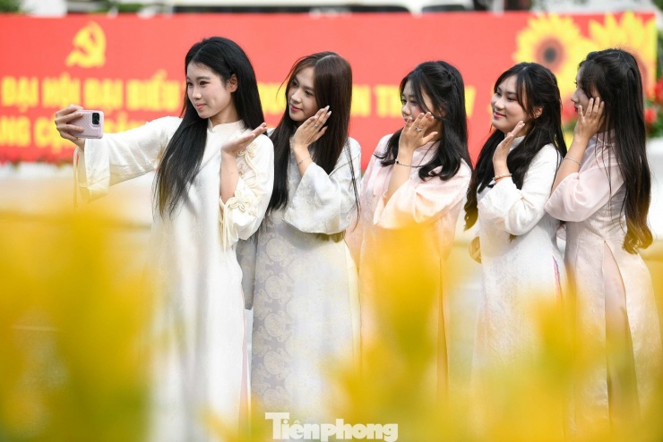 Trên mạng xã hội, các bộ ảnh áo dài chụp tại Hồ Gươm trong những ngày thời tiết se lạnh được đăng tải với tần suất dày hơn. Nhiều bài viết thu hút hàng nghìn lượt tương tác, cho thấy xu hướng chụp ảnh áo dài Tết đã sôi động.