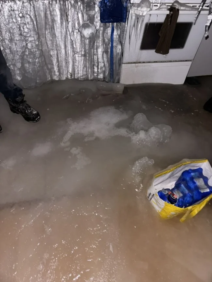 Mọi vật dụng cùng tường và sàn nhà bị phủ lớp băng dày.