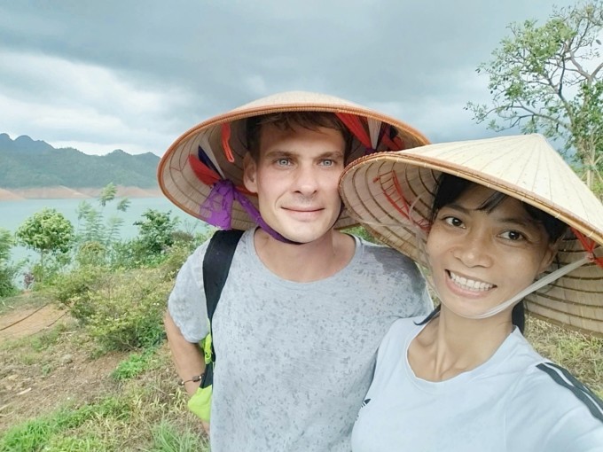 Trịnh Hà và chồng Serguei Koudriachov ở Hòa Bình, năm 2025. Ảnh: Nhân vật cung cấp