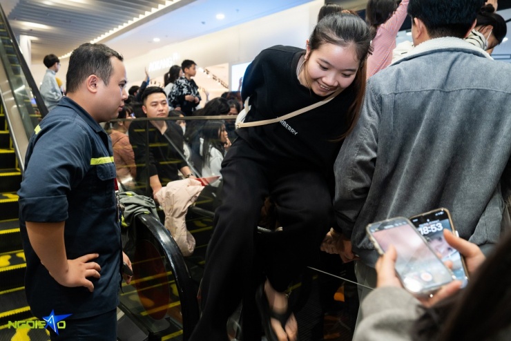 Cảnh hỗn loạn, chen lấn để gặp Nguyễn Đình Bắc tại buổi giao lưu - 3