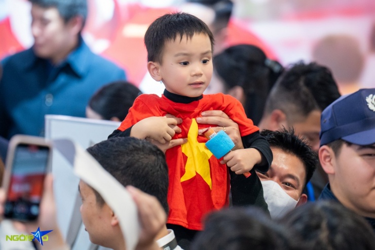 Cảnh hỗn loạn, chen lấn để gặp Nguyễn Đình Bắc tại buổi giao lưu - 4