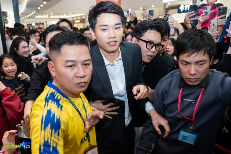 Người hâm mộ phấn khích, hò reo khi gặp Đình Bắc.