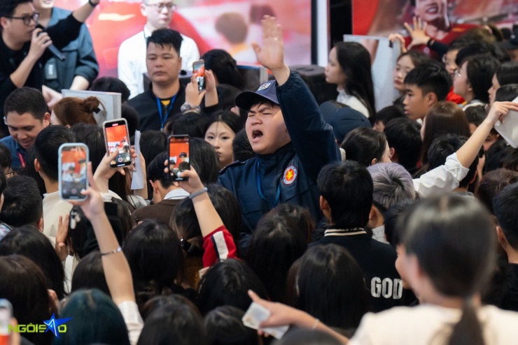 Cảnh hỗn loạn, chen lấn để gặp Nguyễn Đình Bắc tại buổi giao lưu - 6