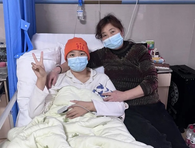 Cô gái mong tìm lại cha mẹ ruột để níu giữ sự sống cho mình. Ảnh: QQ