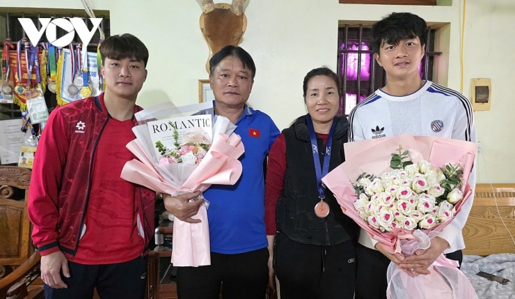 Gia đình thủ thành Cao Văn Bình. (Ảnh: Bá Thăng). Thủ thành Cao Văn Bình cho biết, chiều mai (27/1), anh sẽ tham dự lễ vinh danh do tỉnh Nghệ An tổ chức, sau đó trở lại CLB Sông Lam Nghệ An tập luyện chuẩn bị cho trận đấu giữa SLNA gặp HNFC trên SVĐ Vinh vào ngày 31/1 tới.