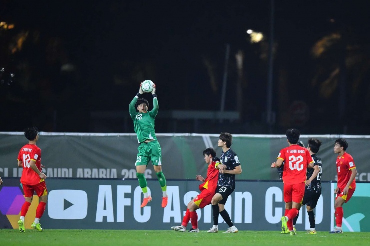 Thủ môn Cao Văn Bình: “Tấm huy chương này nặng, nhưng không nặng bằng thúng hoa quả mẹ bưng mỗi sớm khuya” 1769436324 cao van binh 2 2030 width1920height1279