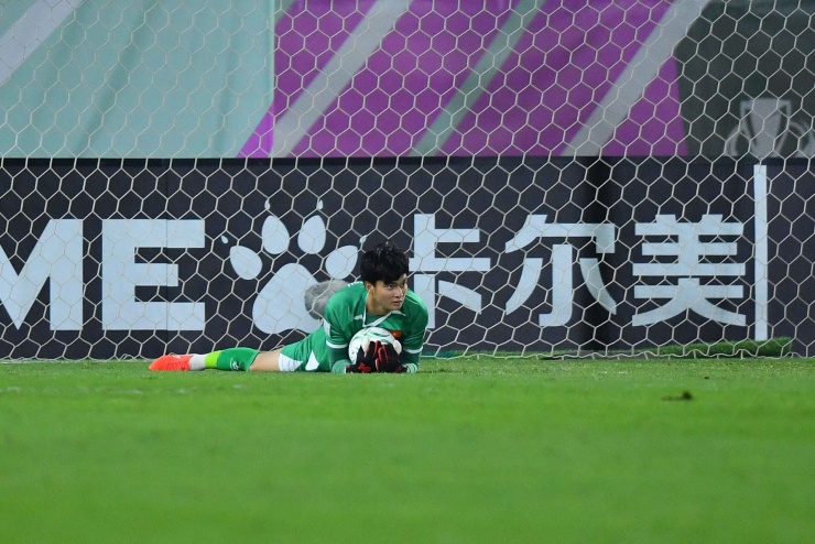 Thủ môn Cao Văn Bình: “Tấm huy chương này nặng, nhưng không nặng bằng thúng hoa quả mẹ bưng mỗi sớm khuya” 1769436324 cao van binh 3 2031 width1920height1280