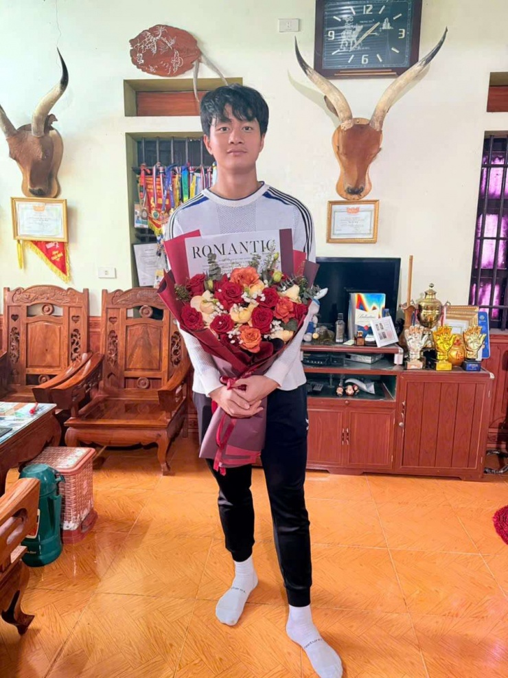 Thủ môn Cao Văn Bình: “Tấm huy chương này nặng, nhưng không nặng bằng thúng hoa quả mẹ bưng mỗi sớm khuya” 1769436325 cao van binh 4 2031 width960height1280