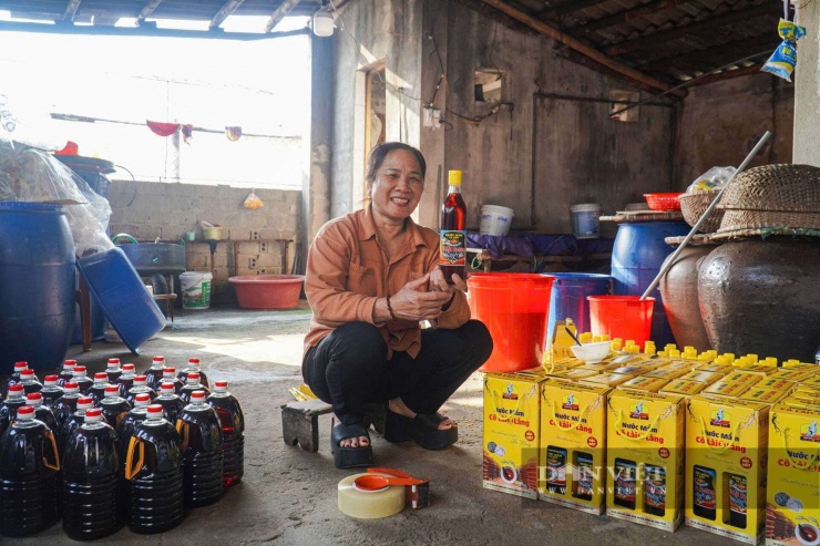 Để tiện cho việc chăm sóc con, bà Nguyễn Thị Lài đã thuê một gian hàng trước cổng Bệnh viện Đa khoa tỉnh Thanh Hóa để bán nước mắm.