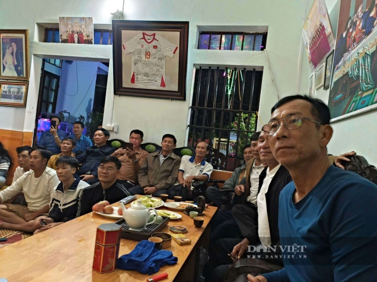 Gia đình, hàng xóm, bạn bè cùng nhau đến nhà Nguyễn Ngọc Mỹ để xem và cổ vũ cho đội tuyển U23 Việt Nam.
