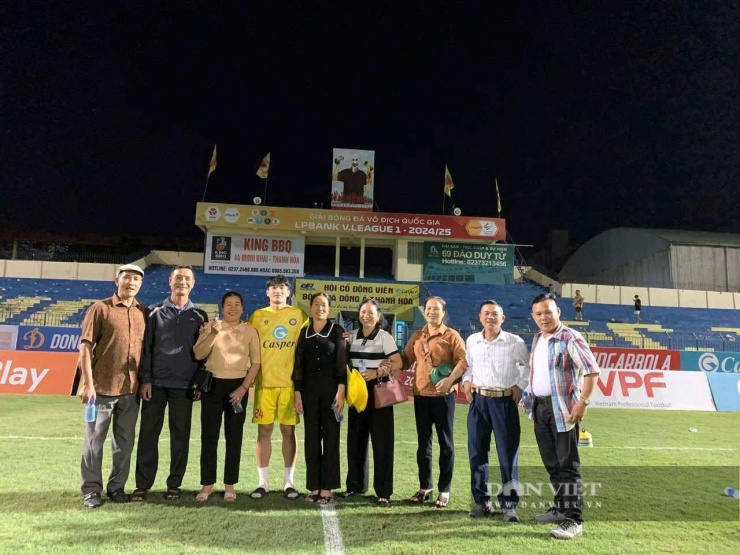 Nguyễn Ngọc Mỹ chụp ảnh lưu niệm với gia đình trên sân vận động Thanh Hóa.