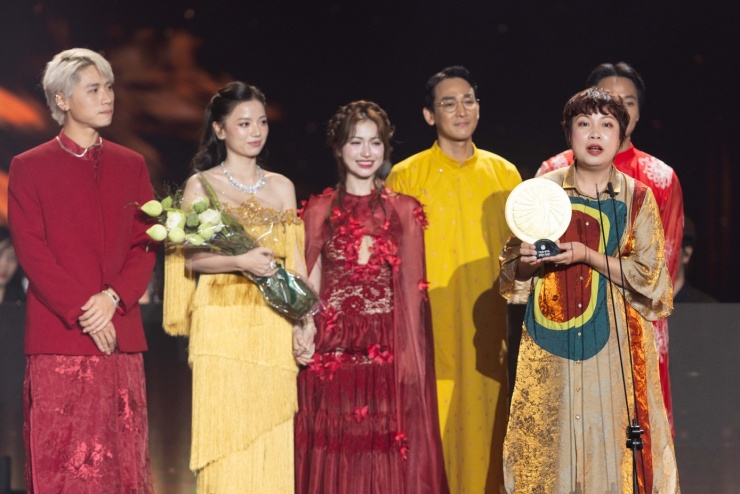 Đoàn làm phim Mưa đỏ nhận giải Tinh hoa điện ảnh.