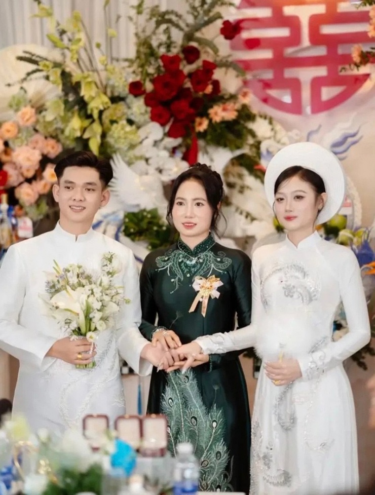 Vợ chồng Duyên bên mẹ ruột của cô 