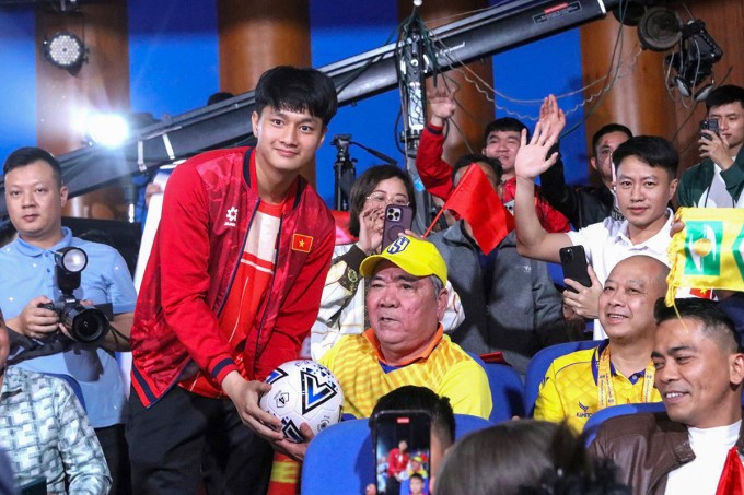 1769560742-cao-van-binh-giao-luu-75-9689-5266-8537-width680height453 Cao Văn Bình giao lưu với người hâm mộ. Ảnh: Đức Hùng