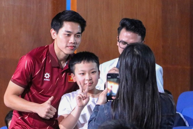 1769560742-dinh-bac-chup-anh-giao-luu-voi-1271-3656-8537-width680height453 Đình Bắc chụp ảnh với người hâm mộ tại trường quay. Ảnh: Đức Hùng