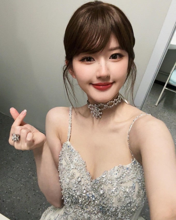 Triệu Lộ Tư nổi tiếng với vẻ ngoài đáng yêu và phong cách diễn xuất tự nhiên.