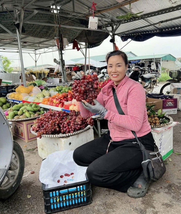 Bà Hường bên sạp hoa quả của mình ở chợ Phú Diễn 