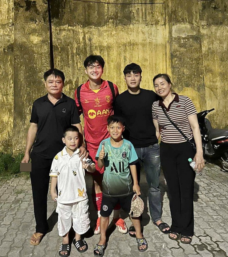 Thủ môn Cao Văn Bình (áo đỏ) bên bố mẹ, anh trai và các cháu 