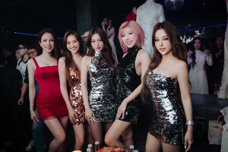 Ảnh sao 29/1: Cường Đôla 'bỏ rơi' vợ, ngủ riêng với ba con - 5