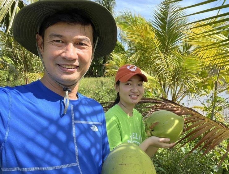 Cát Tường thăm nhà tiền chế 30 triệu đồng của Tiết Cương