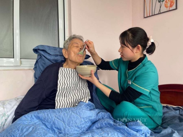 Hình ảnh điều dưỡng tại Viện dưỡng lão ở Hà Nội tận tình chăm sóc người cao tuổi. Ảnh: Gia Khiêm