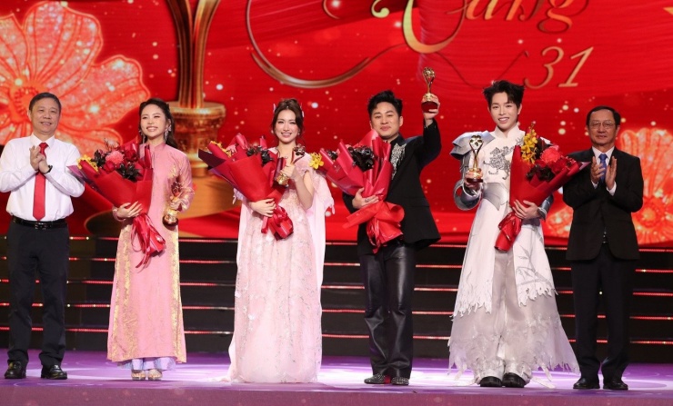 Phương Mỹ Chi, Hòa Minzy, Tùng Dương và Đức Phúc nâng cúp.