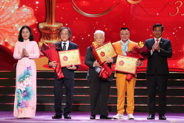 Khoảnh khắc trao giải Mai Vàng nhân ái, Mai Vàng tri ân.