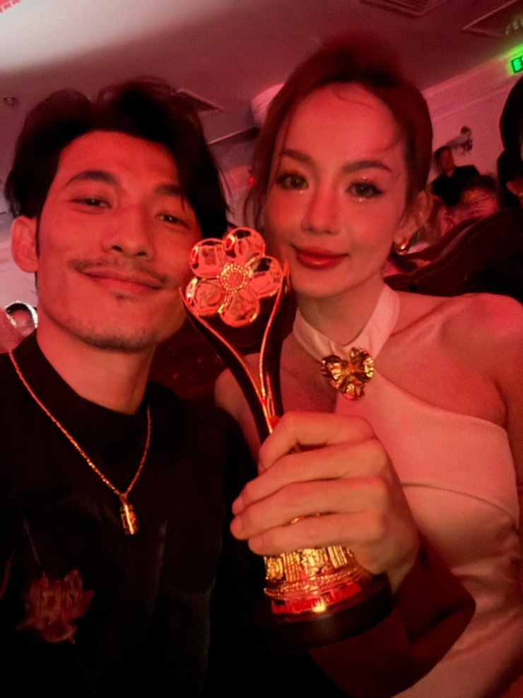 Ảnh sao 30/1: Tiểu thư gia tộc Sơn Kim khoe vẻ đài các - 2