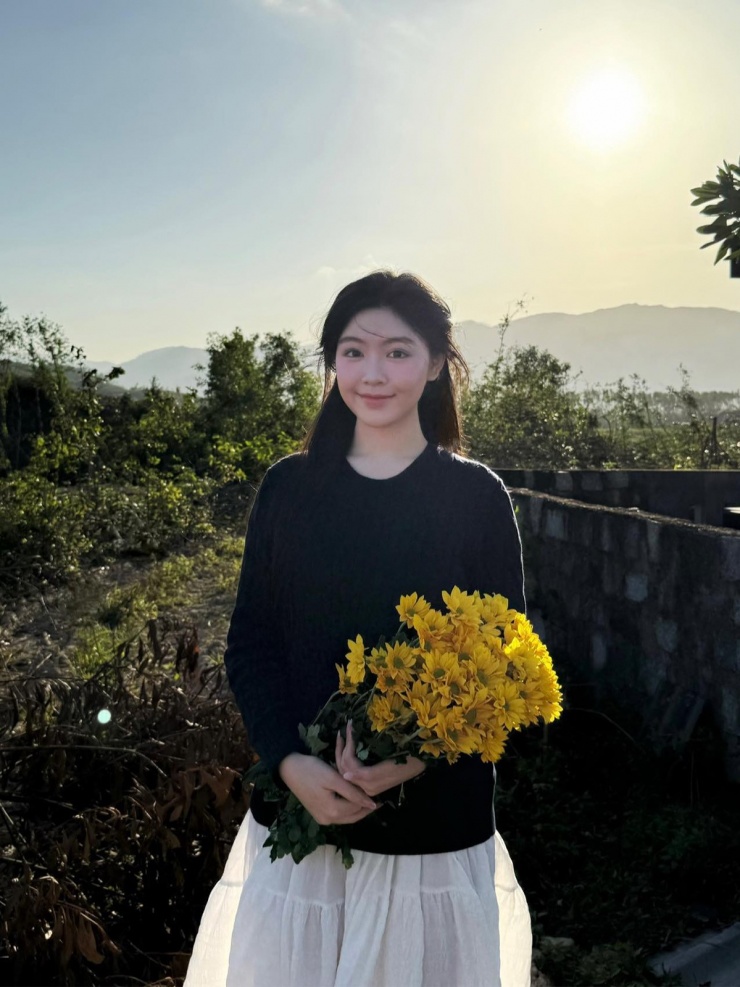 Ảnh sao 30/1: Tiểu thư gia tộc Sơn Kim khoe vẻ đài các - 5