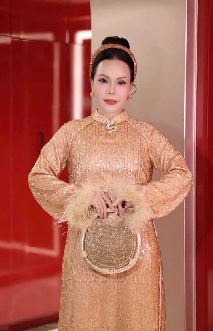 1769736816-batch-523-1640-9-n-2048-width1277height1980 Việt Hương từng suy nhược cơ thể, phải nhập viện điều trị vì tin tiêu cực trên MXH.