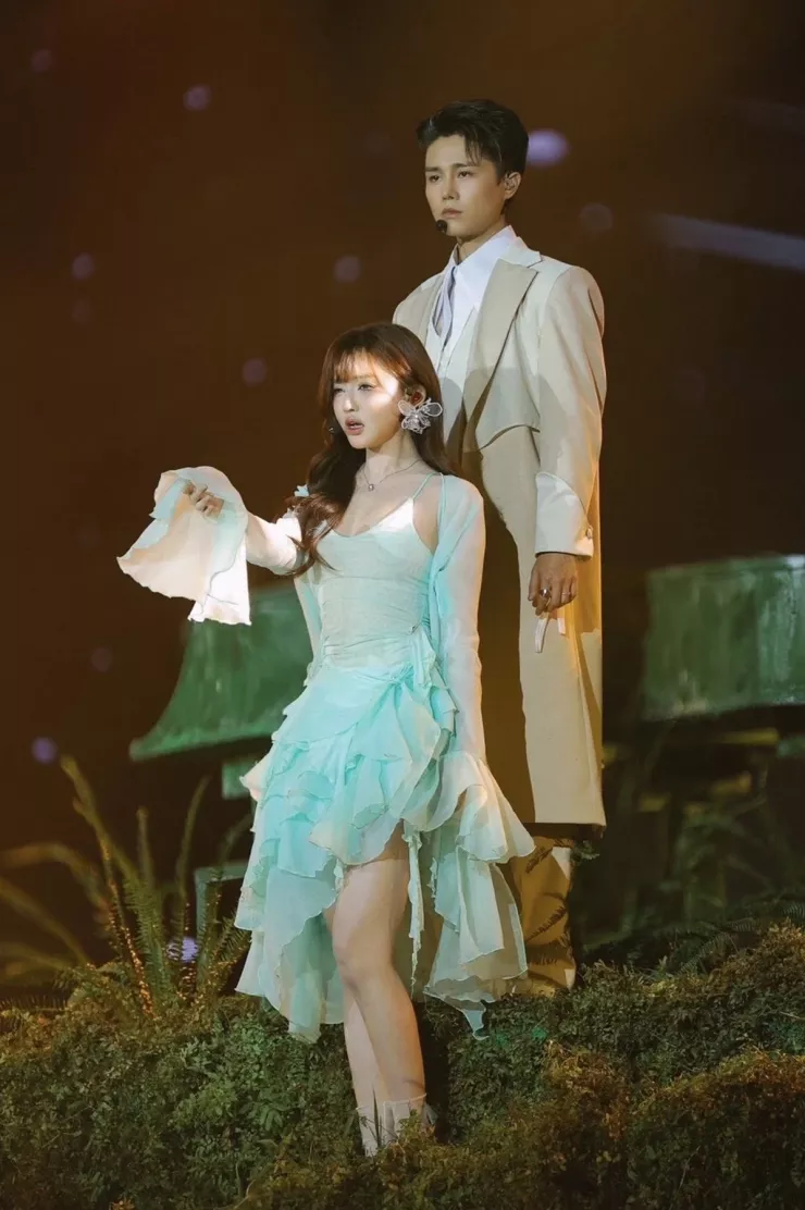 Loạt tình huống hậu trường của họ cũng hút sự quan tâm. Khi bị MC, đồng nghiệp trêu chọc về mối quan hệ, cả hai tỏ ra ngượng ngùng, lúng túng.