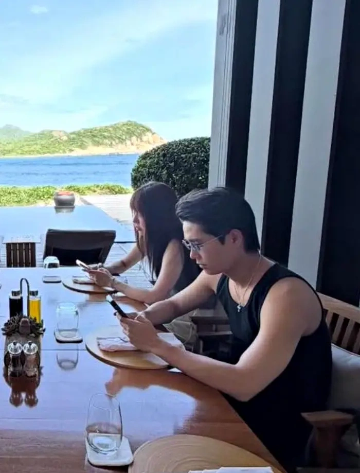 Fan còn bắt gặp cả hai xuất hiện chung tại sân bay, các điểm du lịch khác hoặc diện đồ đôi.