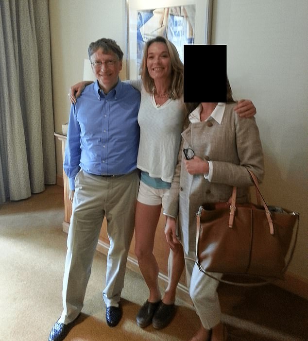 Bill Gates và hai người phụ nữ trong loạt ảnh từ hồ sơ của Jeffrey Epstein. Ảnh: DOJ