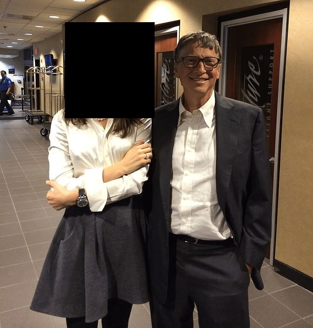 Một bức ảnh được DOJ công bố cho thấy Bill Gates đứng cạnh một cô gái giấu mặt.