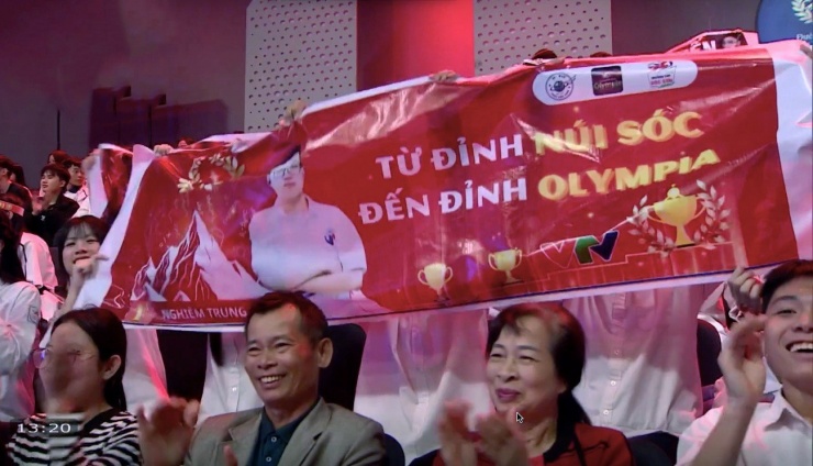 Khán giả cổ vũ Trung Đức - nam sinh