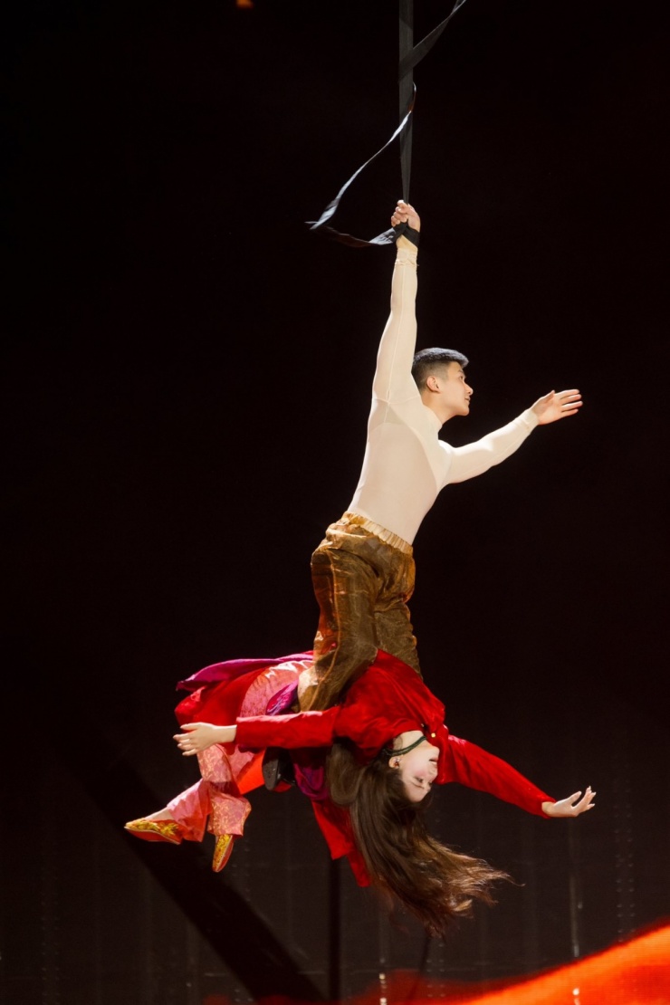 Màn biểu diễn đu dây của Hòa Minzy khiến khán giả thót tim. Video: Tân Cao