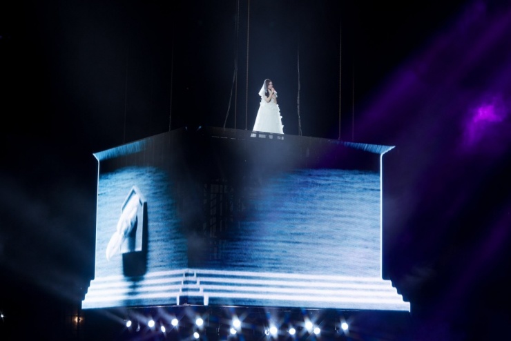 Hòa Minzy hát trên 'sân khấu treo'.