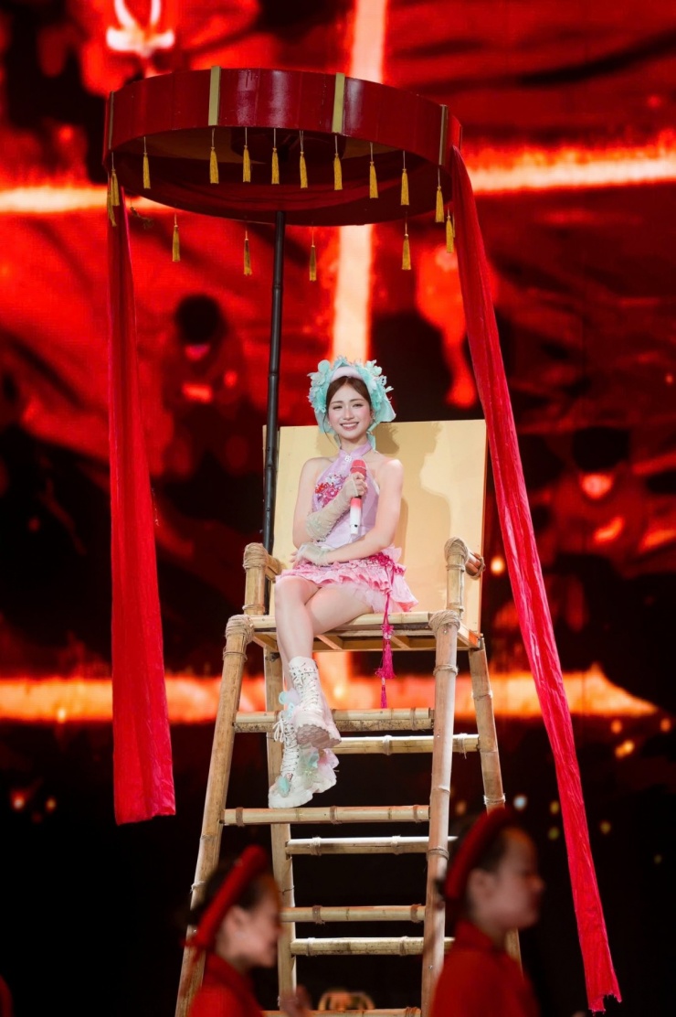 Hòa Minzy và Rhyder biểu diễn trên trụ di động. Video: Tân Cao