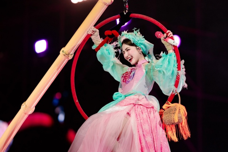 Hòa Minzy bị nhận xét 'liều mạng' trong fan concert - 5