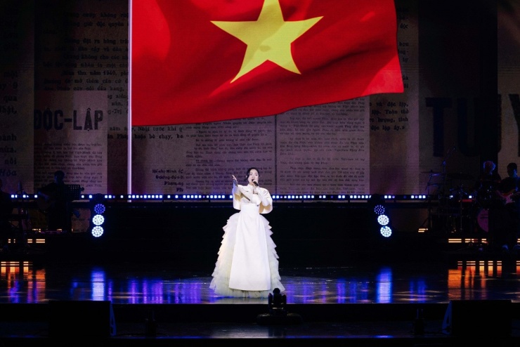 Sân khấu đáng nhớ của Duyên Quỳnh đã bị phá hỏng.