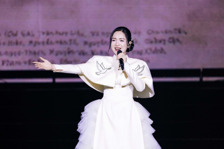 Duyên Quỳnh gây bão mạng sau sự cố hát nhép.