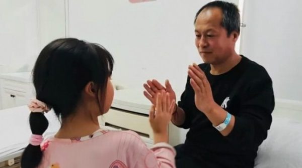 Bé gái 7 tuổi một mình chăm cha mắc bệnh tim 1770101110 913 thumbnail width740height495 anh cat 3 2 auto cropjpg