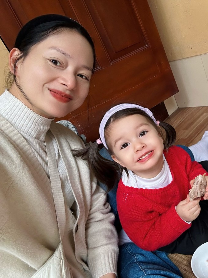 Ảnh sao 4/2: Gia đình Hồ Ngọc Hà diện áo dài đi sự kiện - 9