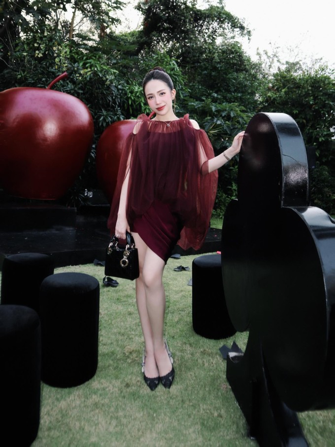 Ảnh sao 4/2: Gia đình Hồ Ngọc Hà diện áo dài đi sự kiện - 3